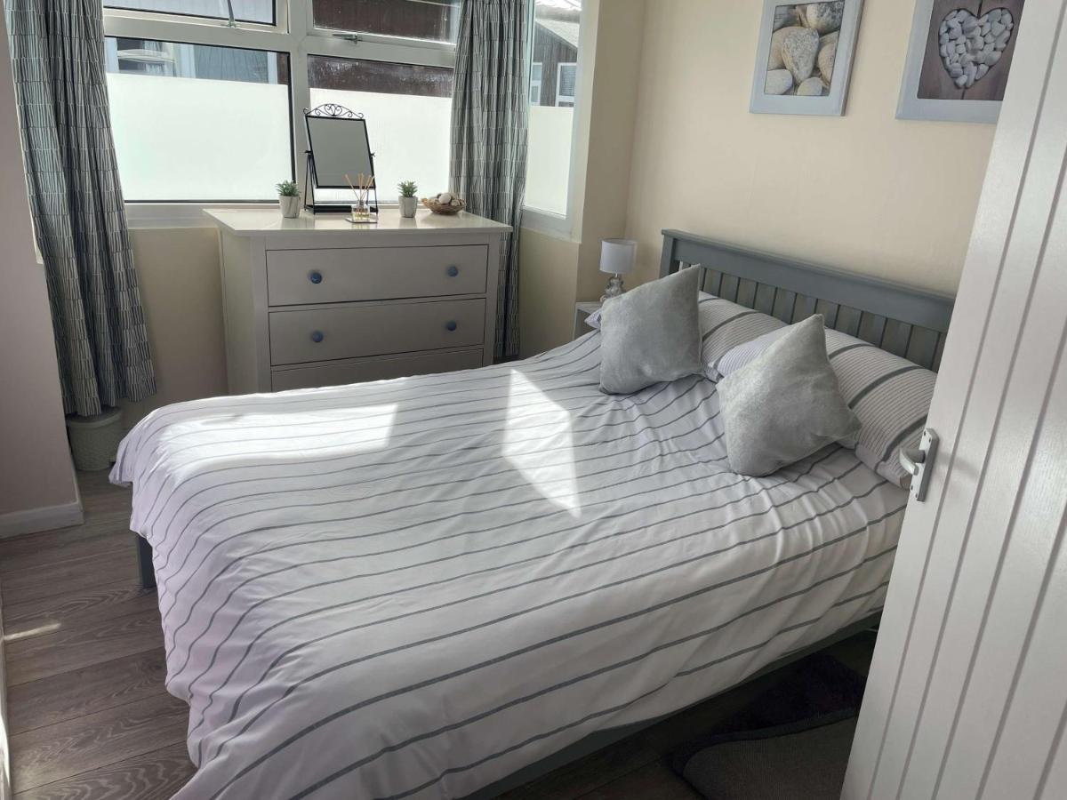 Pebbles 144 South Shore 2 Bed Chalet 2 Dog Friendly, Sleeps 4 Bridlington Exterior photo